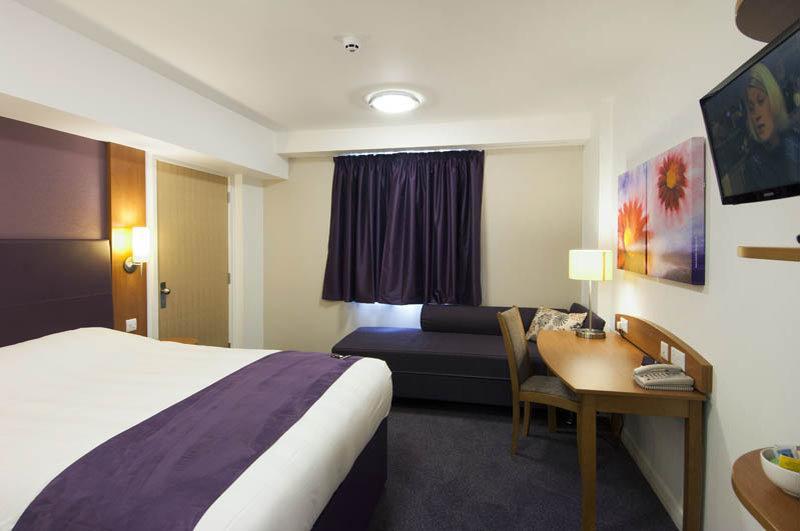 Premier Inn Stroud Страуд Экстерьер фото